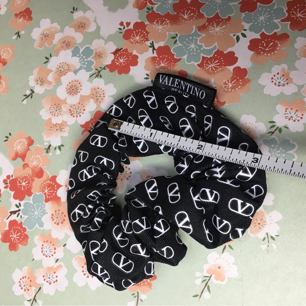 Valentino Black Hair Tie Scrunchie V logo in white all over with tag in bag - Picture 4 of 7